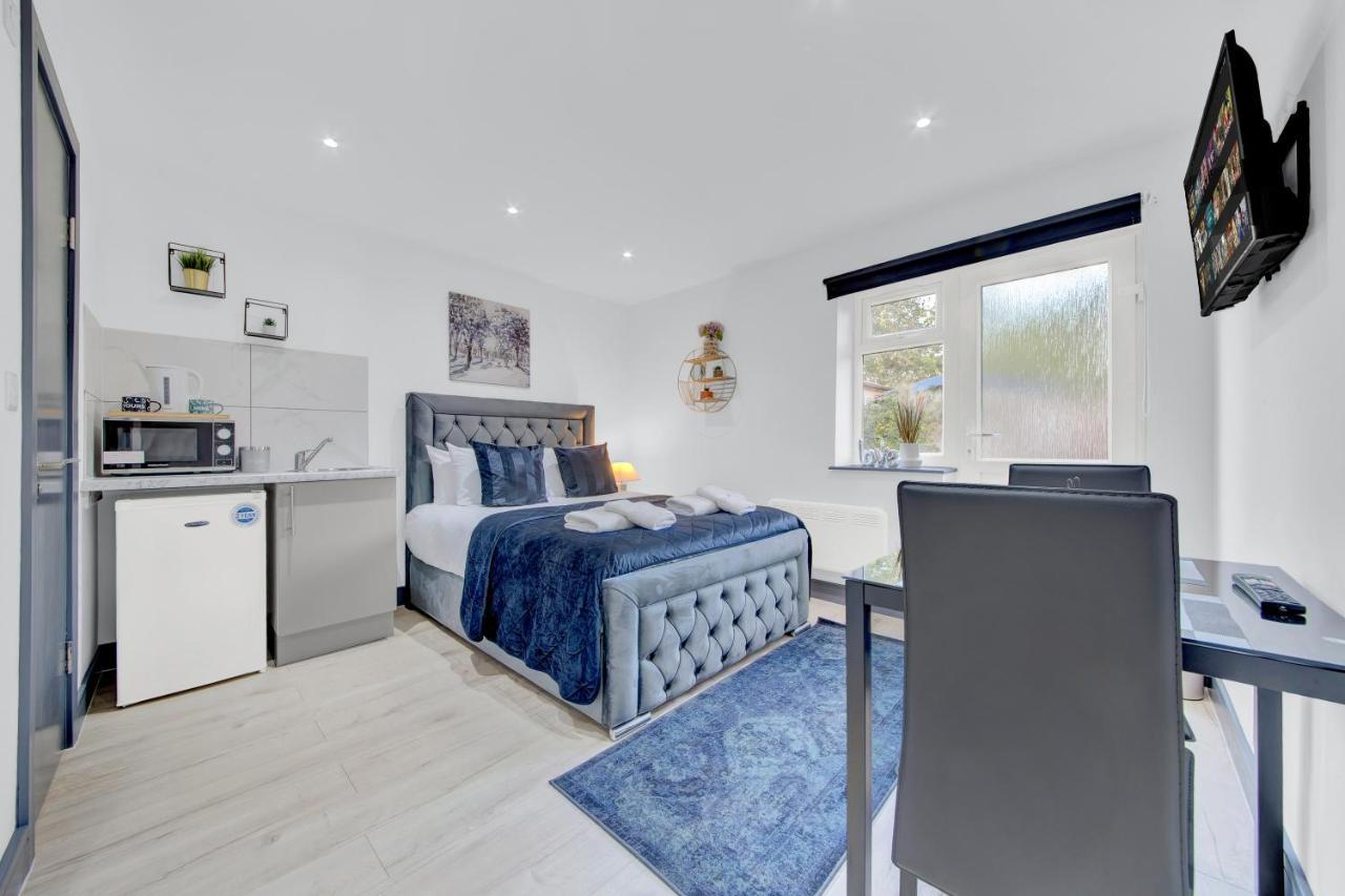 Heathrow Stays - Fawns Manor Hillingdon Bagian luar foto