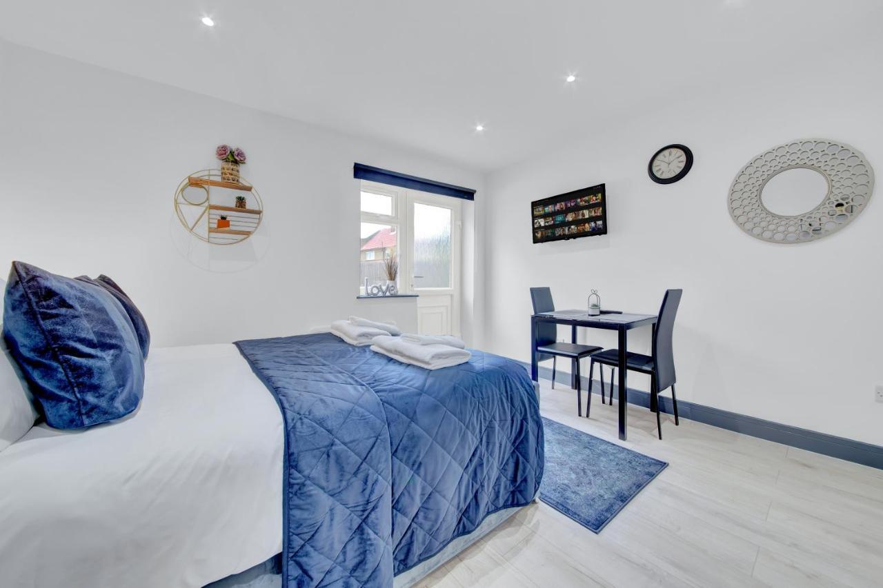 Heathrow Stays - Fawns Manor Hillingdon Bagian luar foto